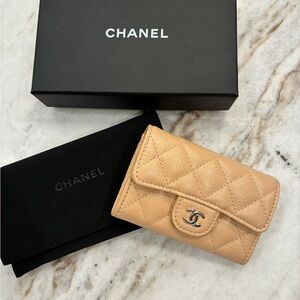 Chanel cardholder in beige caviar leather